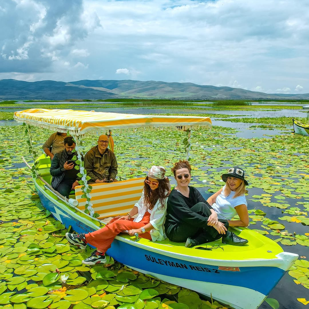 IŞIKLI GÖLÜ NİLÜFER ÇİÇEKLERİ – CLANDRAS KÖPRÜSÜ- KULADOKYA – YANIK ÜLKE KULA - MANİSA ÜZÜM BAHÇELERİ TURU